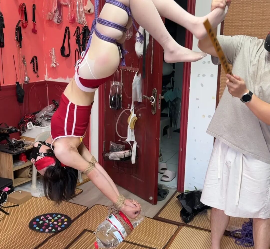 【零零柒】欧式并肘直臂倒吊折磨 【零零柒】欧式并肘直臂倒吊折磨