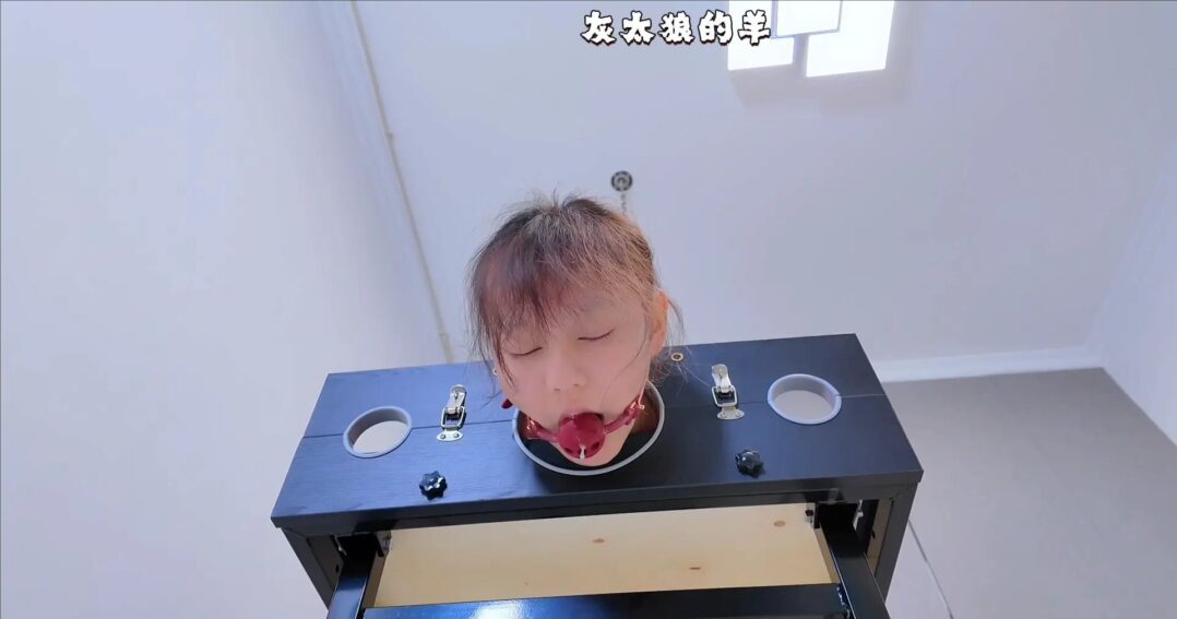【灰太狼的羊】粉衣少女被高位悬挂吊缚，大口径口球堵嘴呻吟、口水直流，再被紧紧捆绑驷马TK调教