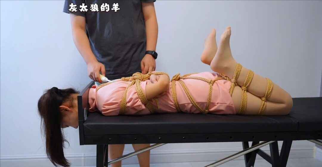 【灰太狼的羊】粉衣少女被高位悬挂吊缚，大口径口球堵嘴呻吟、口水直流，再被紧紧捆绑驷马TK调教