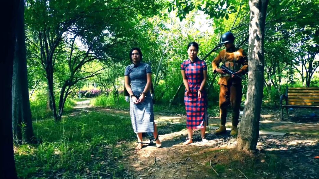 定拍转公映《潜伏的蝴蝶》下集 卧底打晕女特务逃跑未遂被女特务驷马吊缚在空中折磨后被押赴刑场英勇就义