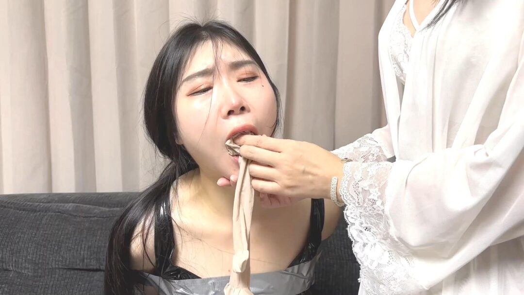 【云雀定拍】【二狗原创】肉丝女主人抓到黑丝小偷反被擒获，胶带封嘴有口难言求救失败被当做奴隶卖掉 柳洋与吴晗出演(剧本改编自危机著名桥段)
