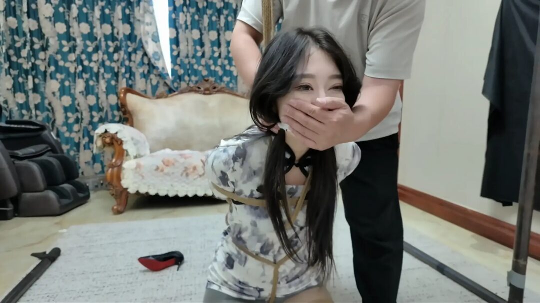 《她们的故事·沐颜·劫难之后留心伤》【风韵旗袍】【TK闻鞋】【捂嘴控制】【M腿放置】