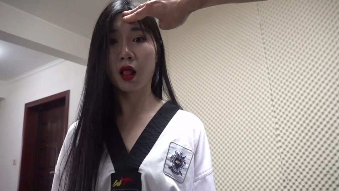 吴晗被点穴控制操纵