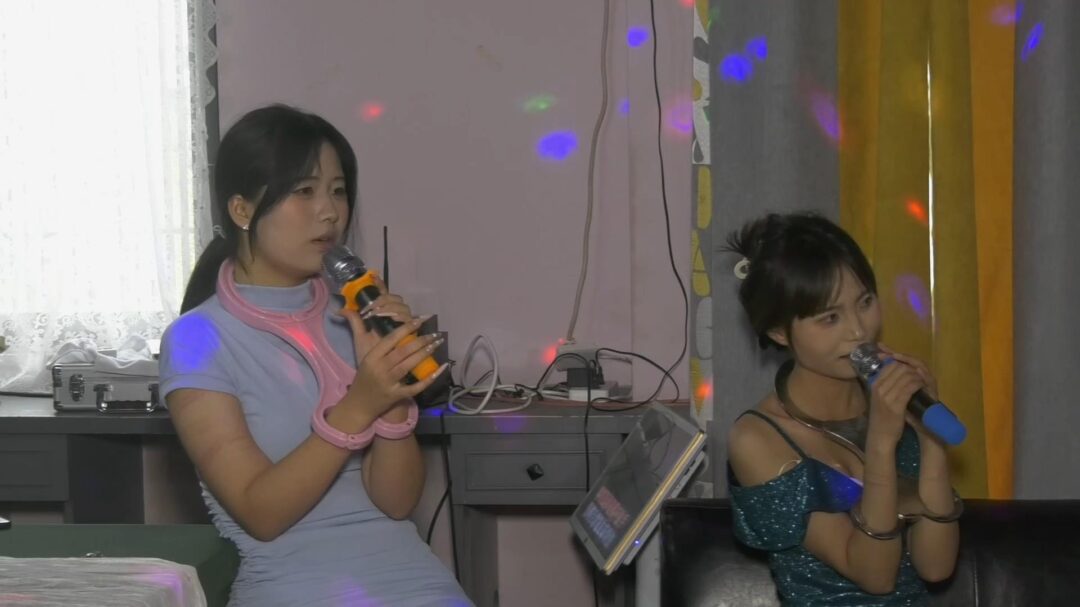 双女M戴着枷也要唱歌