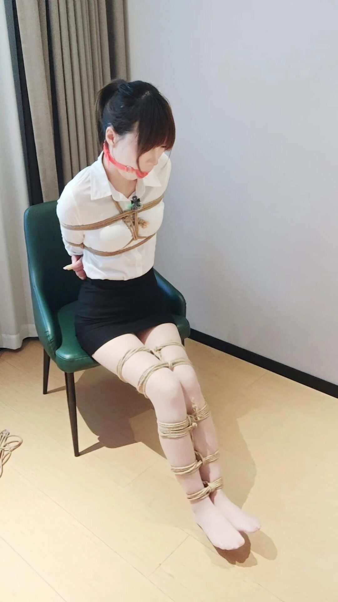 [XcTian]小云ol风格穿搭被绑在椅子上挣扎 摸腿