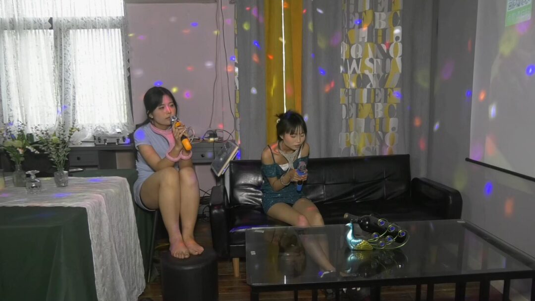 双女M戴着枷也要唱歌 双女M戴着枷也要唱歌