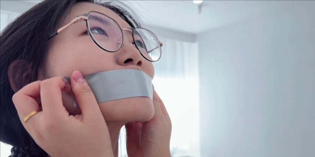 【嫩妹风波】小九 雯雯 长腿性感黑丝 两人被胶带扎带束缚 胶带封嘴 蒙眼