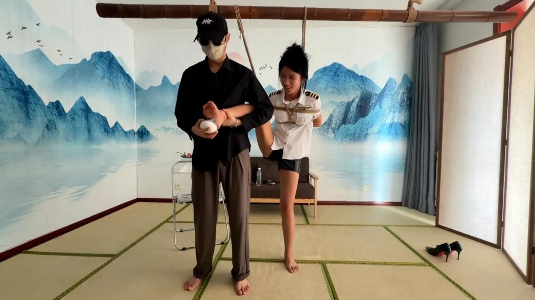 小姑娘单腿吊,驷马，大闸蟹三种不同姿势被缚同时捞脚心