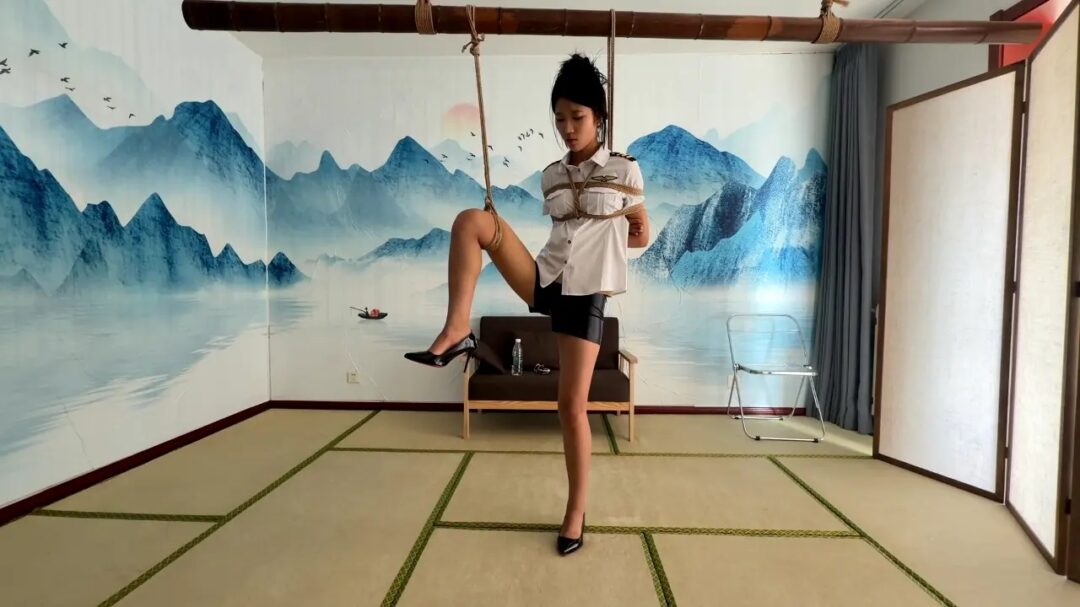 小姑娘单腿吊,驷马，大闸蟹三种不同姿势被缚同时捞脚心