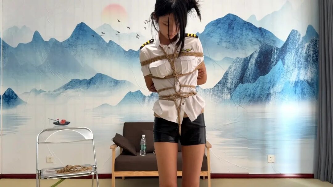 小姑娘单腿吊,驷马，大闸蟹三种不同姿势被缚同时捞脚心