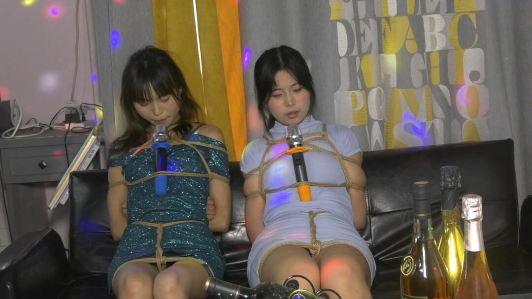 双女M绑着也不耽误唱歌