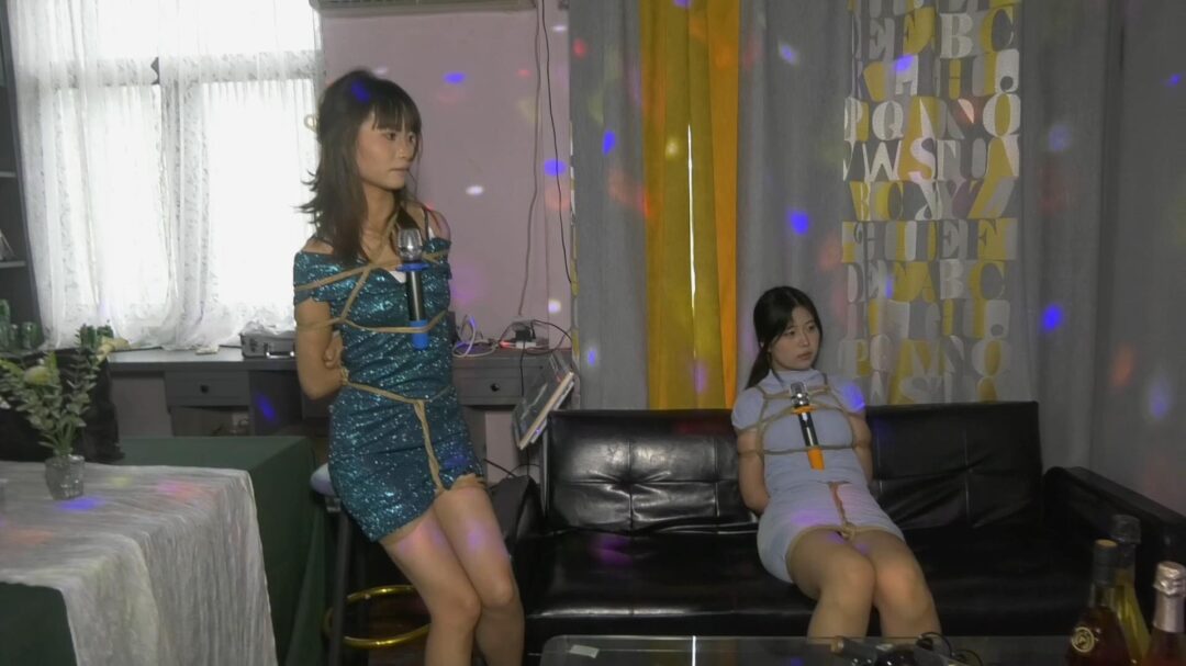 双女M绑着也不耽误唱歌