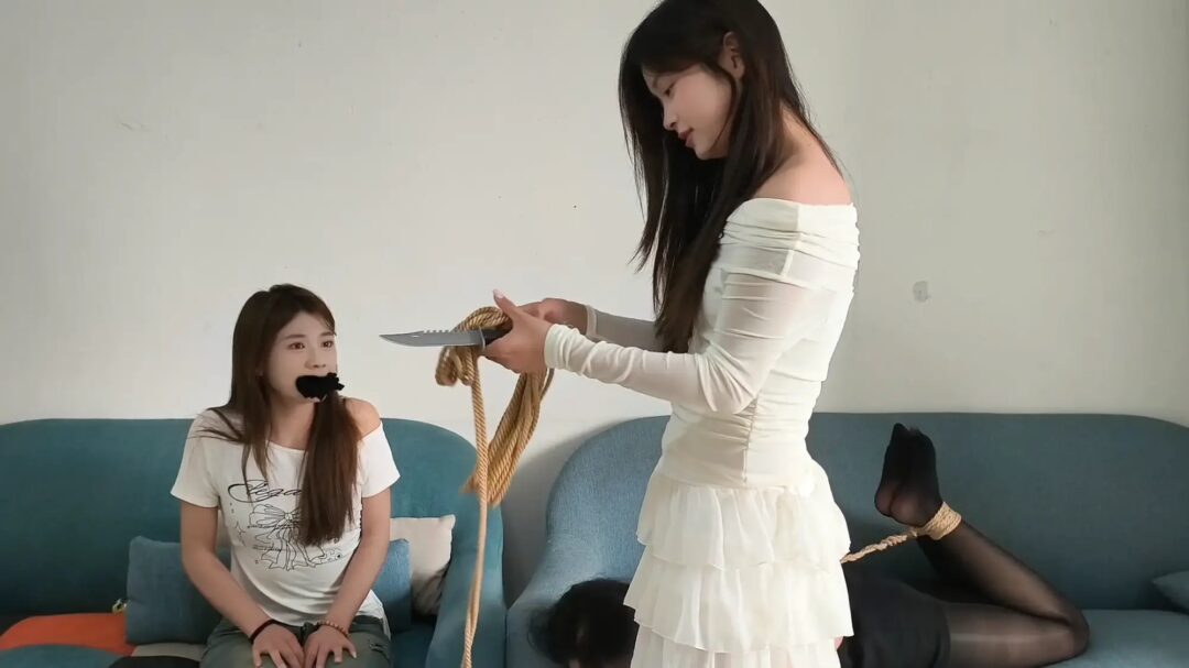 《灵儿×冰柠×小芮·三个女生的故事》【丝足特写】【三人出镜】【挣扎逃脱】【神颜冲击】