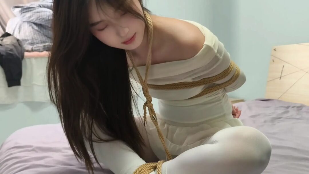 《灵儿×冰柠×小芮·三个女生的故事》【丝足特写】【三人出镜】【挣扎逃脱】【神颜冲击】