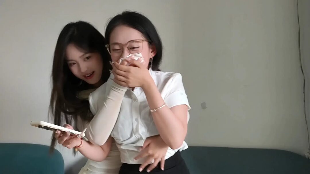 《灵儿×冰柠×小芮·三个女生的故事》【丝足特写】【三人出镜】【挣扎逃脱】【神颜冲击】