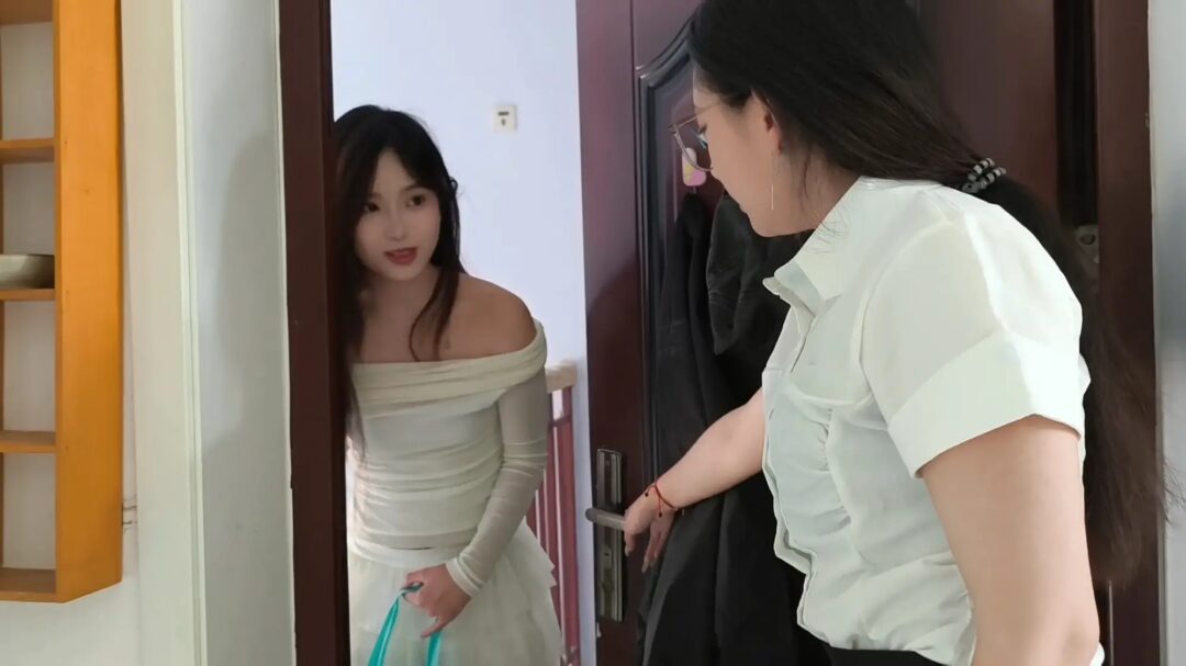 《灵儿×冰柠×小芮·三个女生的故事》【丝足特写】【三人出镜】【挣扎逃脱】【神颜冲击】