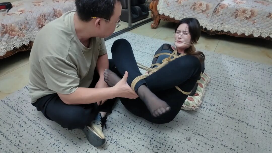 《缚美记·①⑨号混血间谍温妮》【裤里黑丝】【玉足玩弄】【团缚放置】【挣扎逃脱】