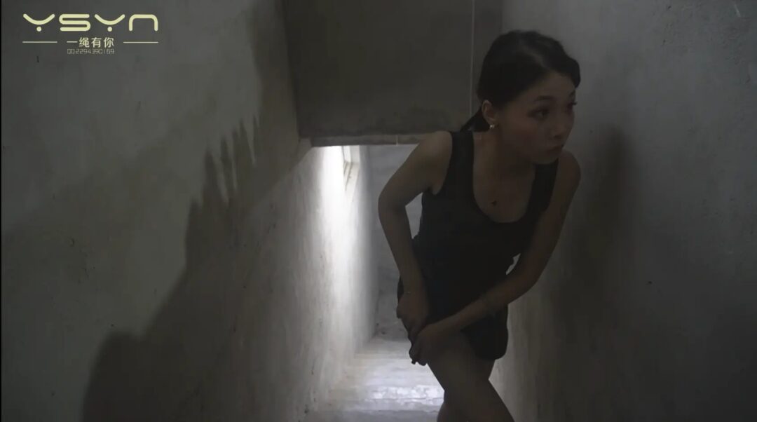 【笼中绝境】女队员青禾搭救队长也被打晕关笼金属镣铐挠脚心调教越笼逃跑未果又被手脚拷在笼中等待大鱼上钩