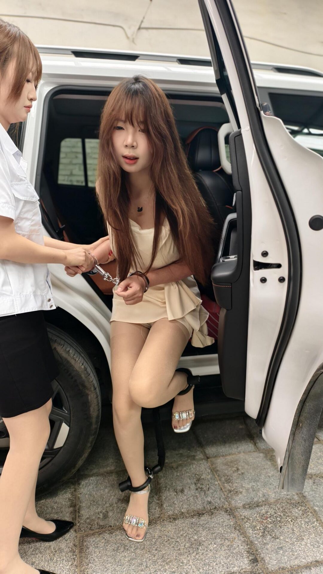 【忘忧社工作室】 毒烬 剧本第一稿人物表王丽：23岁，跨境 集团核心头目