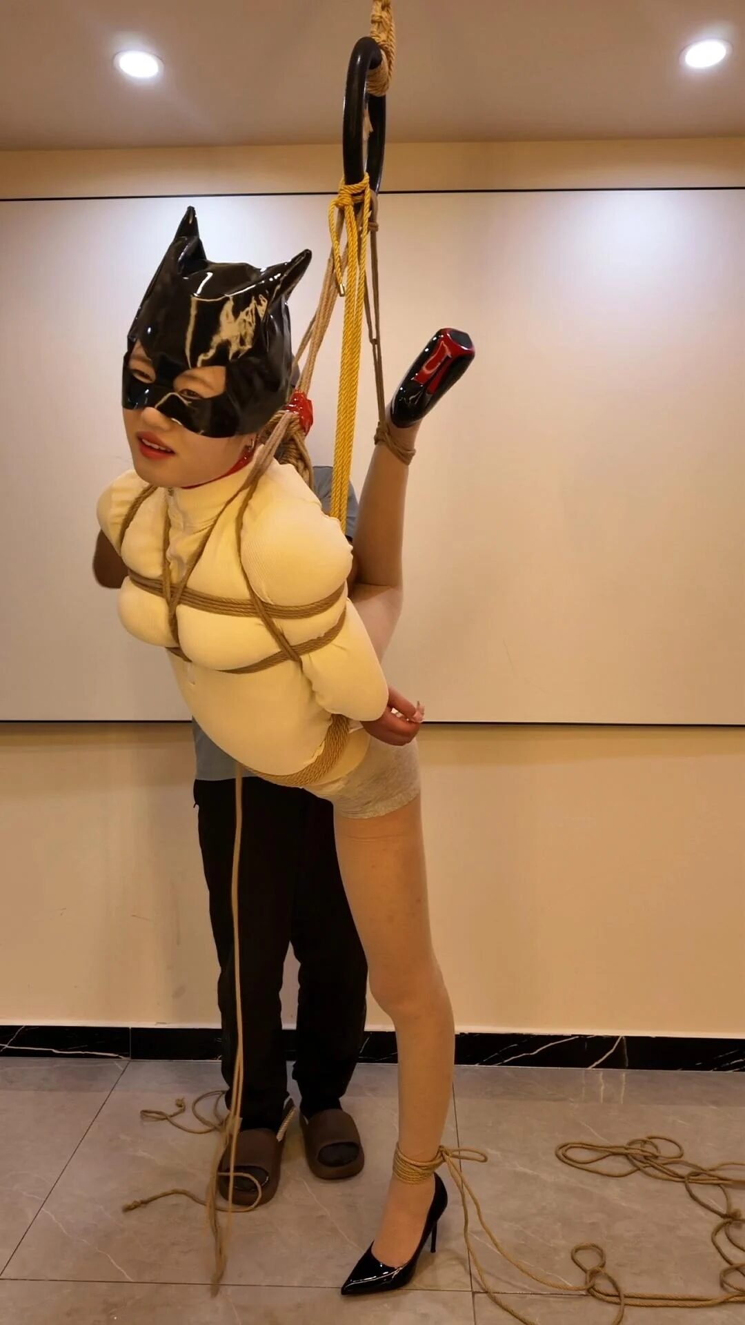 文慧舞蹈服吊缚单腿缚，勒颈