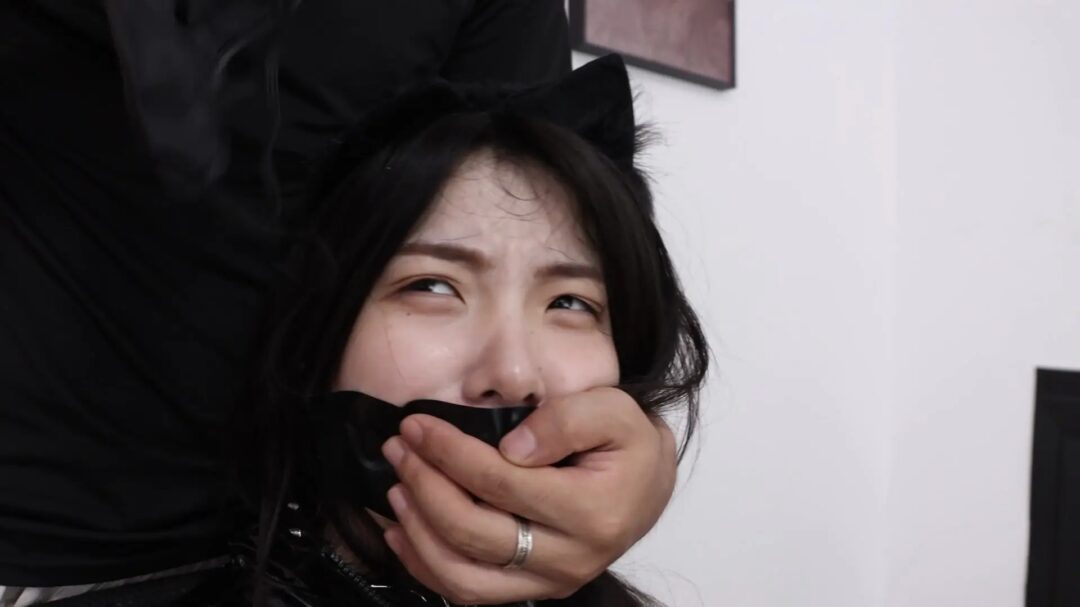 得意客工作室定制剧情片—《直播劫难》上集 情趣店女老板上演猫娘诱惑 捆绑展示各类道具 竟遭助手绑架 被强制囚禁