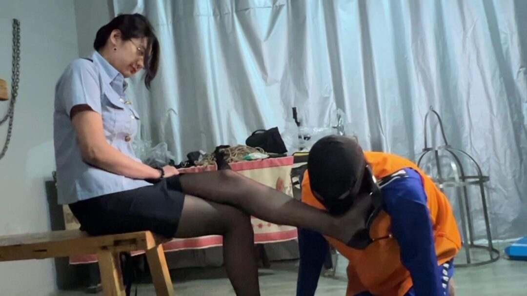 依依女王在丽佳的首秀
