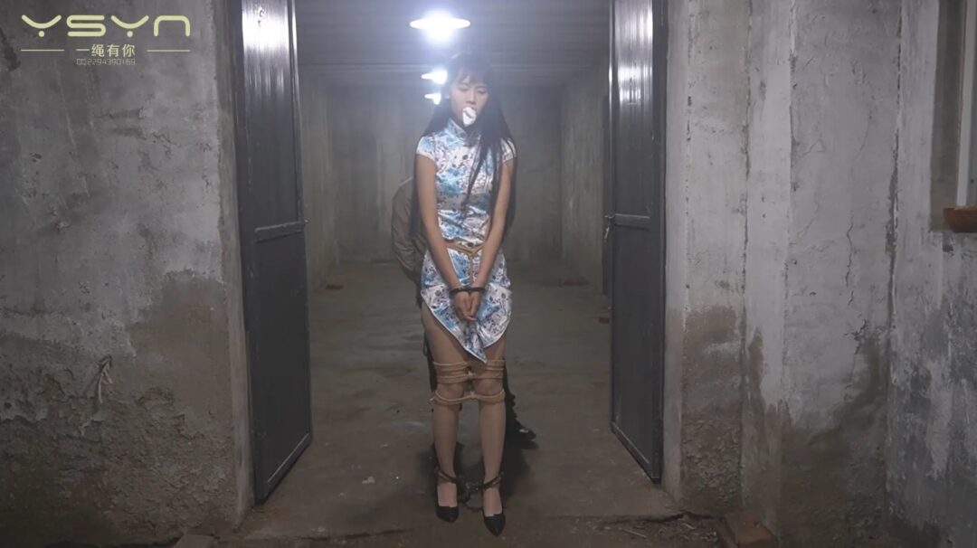 【永不背叛】高个漂亮女孩驷马囚禁堵嘴蒙眼刑房老虎凳刮打挠玩脚心牢房又被驷马挣扎