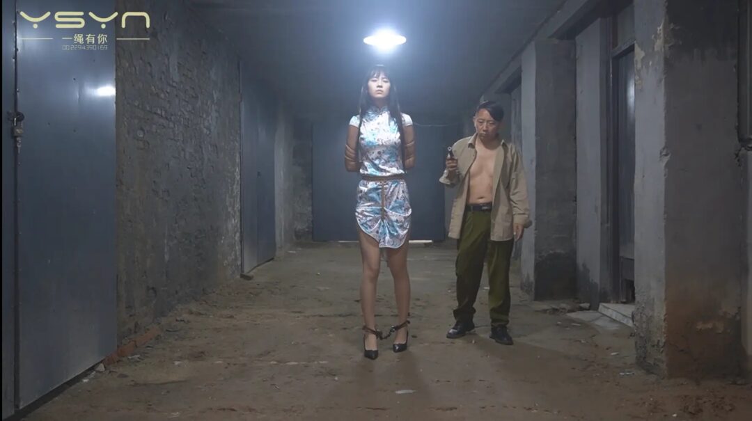 【永不背叛】高个漂亮女孩驷马囚禁堵嘴蒙眼刑房老虎凳刮打挠玩脚心牢房又被驷马挣扎 【永不背叛】高个漂亮女孩驷马囚禁堵嘴蒙眼刑房老虎凳刮打挠玩脚心牢房又被驷马挣扎