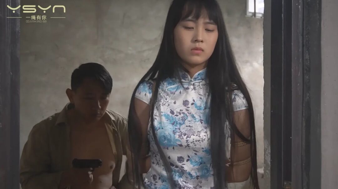 【永不背叛】高个漂亮女孩驷马囚禁堵嘴蒙眼刑房老虎凳刮打挠玩脚心牢房又被驷马挣扎 【永不背叛】高个漂亮女孩驷马囚禁堵嘴蒙眼刑房老虎凳刮打挠玩脚心牢房又被驷马挣扎
