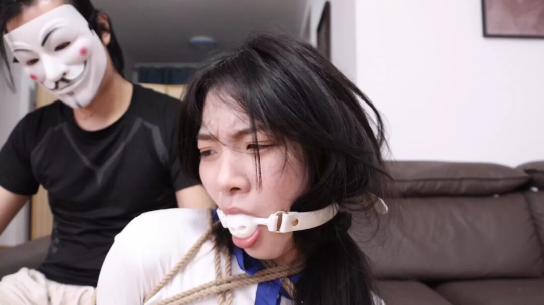 得意客工作室定制剧情片—《直播劫难》下集 女老板被助手胁迫继续直播 M字开腿展示各类堵嘴道具 最后被迷晕装箱