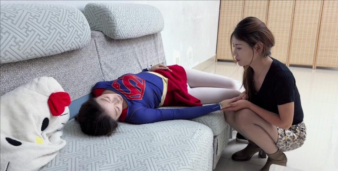 【昏迷脱袜姐妹】姐妹两人相互算计 最终也没从对方身上讨到便宜