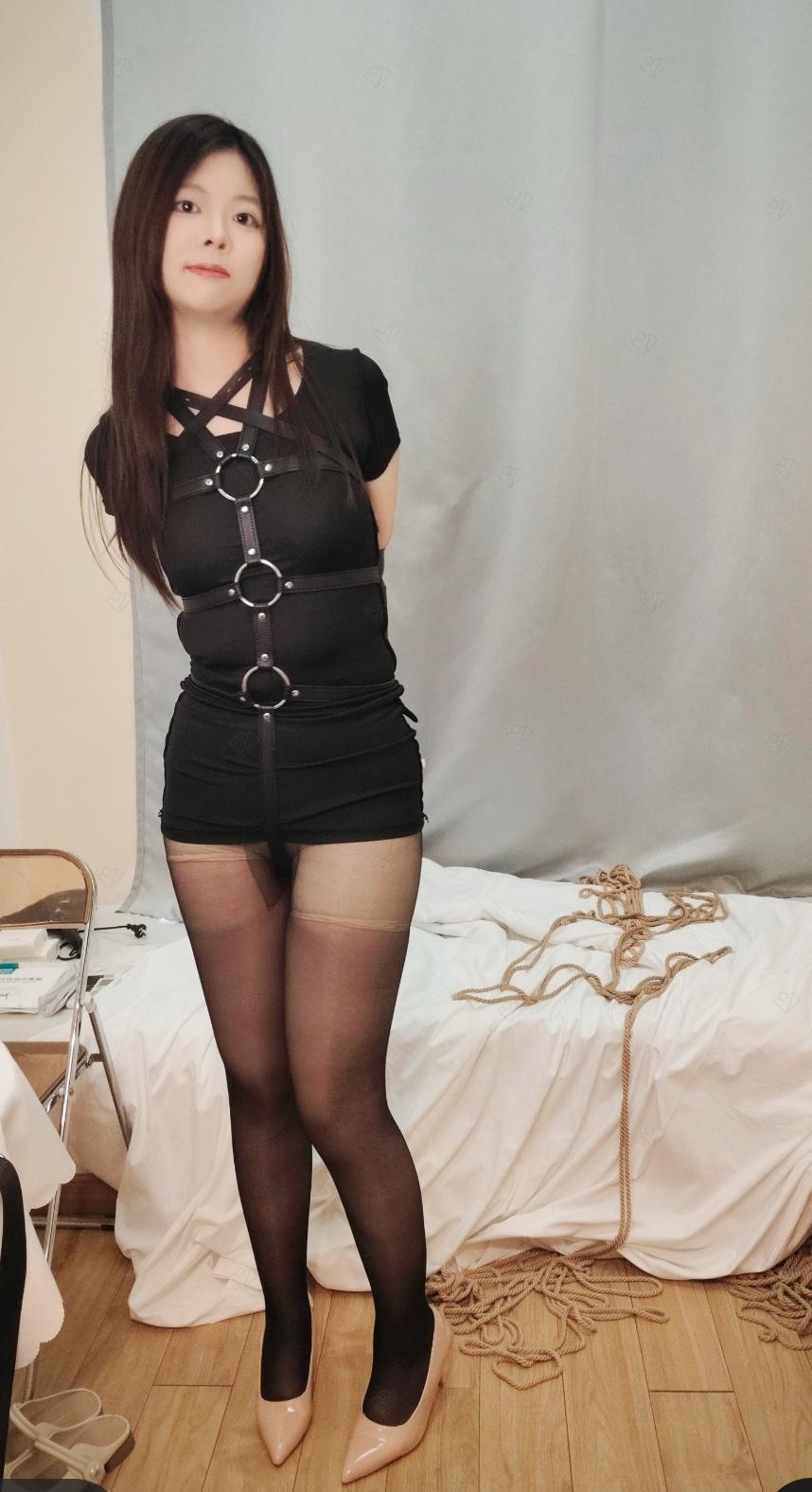 180大高个美女体验皮具紧缚 180大高个美女体验皮具紧缚