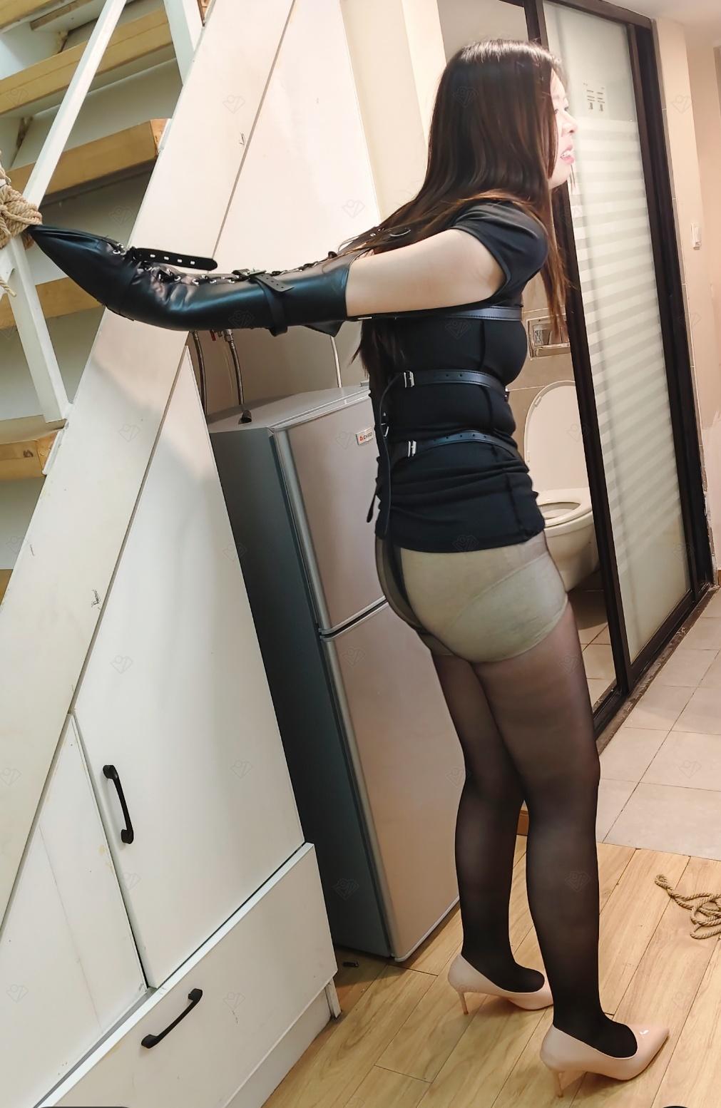 180大高个美女体验皮具紧缚