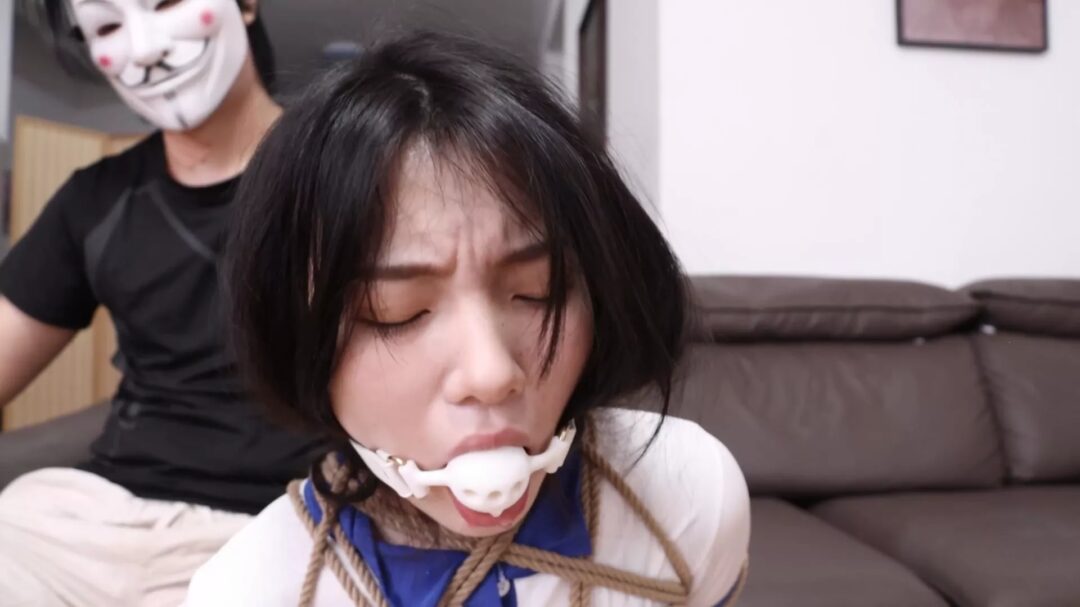 得意客工作室定制剧情片—《直播劫难》下集 女老板被助手胁迫继续直播 M字开腿展示各类堵嘴道具 最后被迷晕装箱