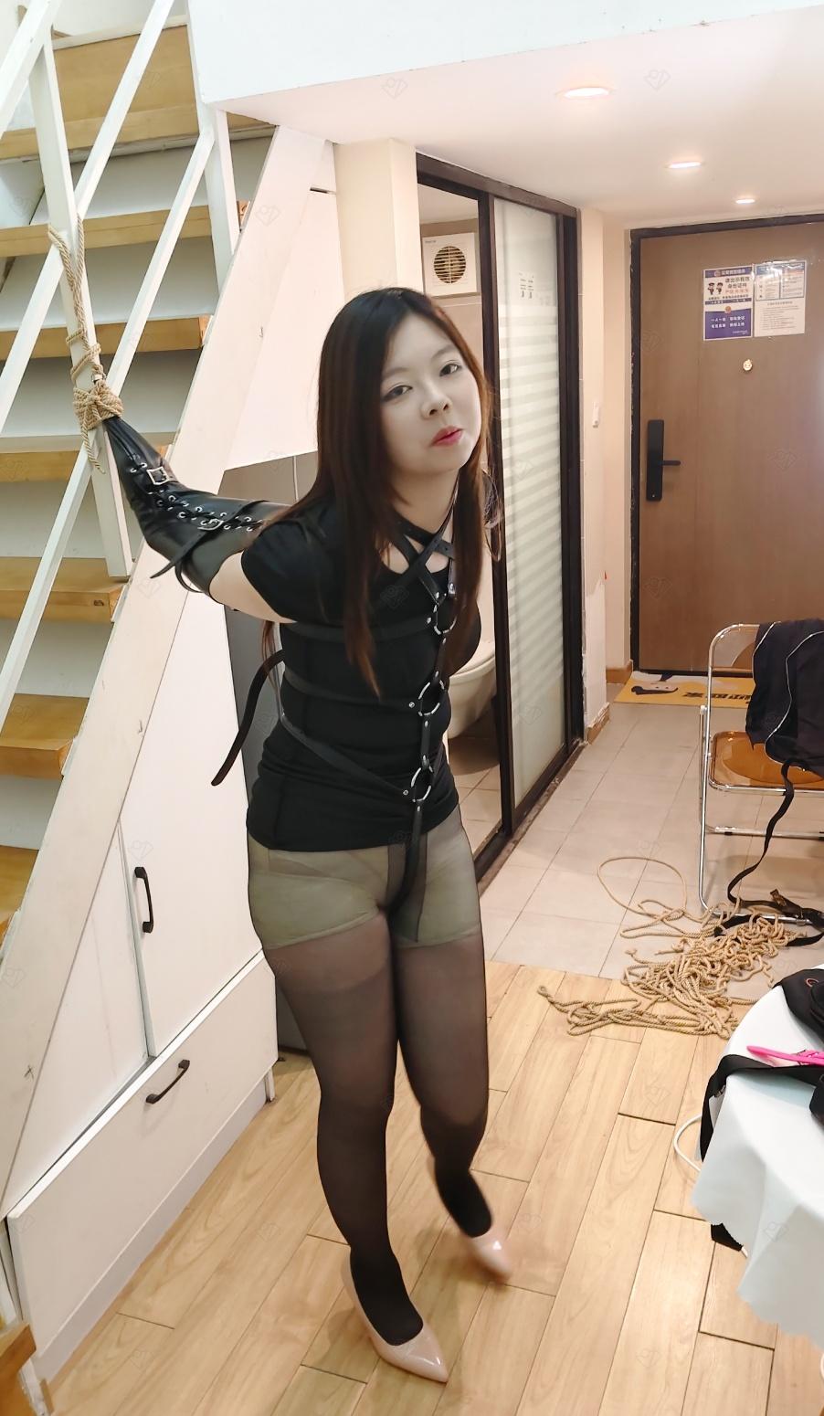 180大高个美女体验皮具紧缚