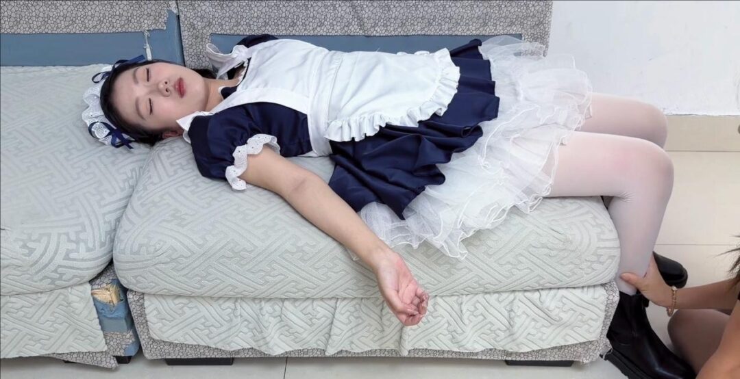 【昏迷脱袜姐妹】姐妹两人相互算计 最终也没从对方身上讨到便宜