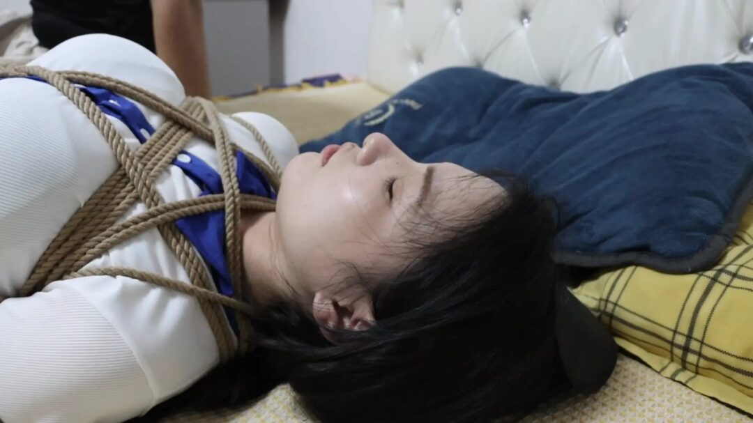 得意客工作室定制剧情片—《直播劫难》下集 女老板被助手胁迫继续直播 M字开腿展示各类堵嘴道具 最后被迷晕装箱