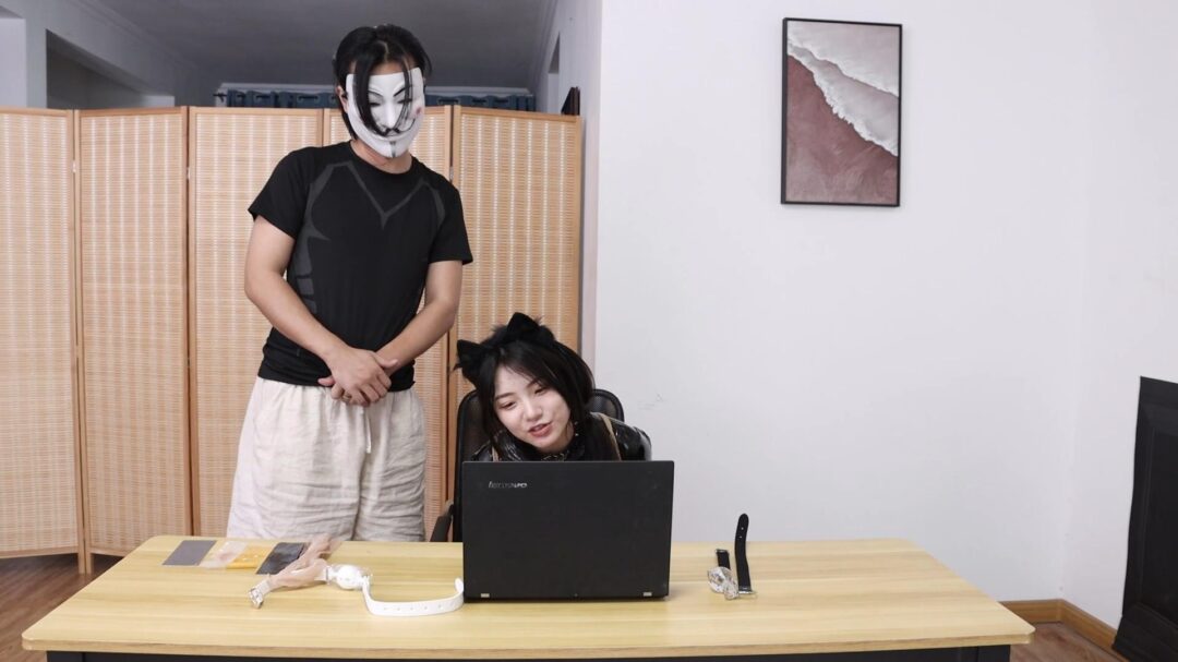 得意客工作室定制剧情片—《直播劫难》下集 女老板被助手胁迫继续直播 M字开腿展示各类堵嘴道具 最后被迷晕装箱