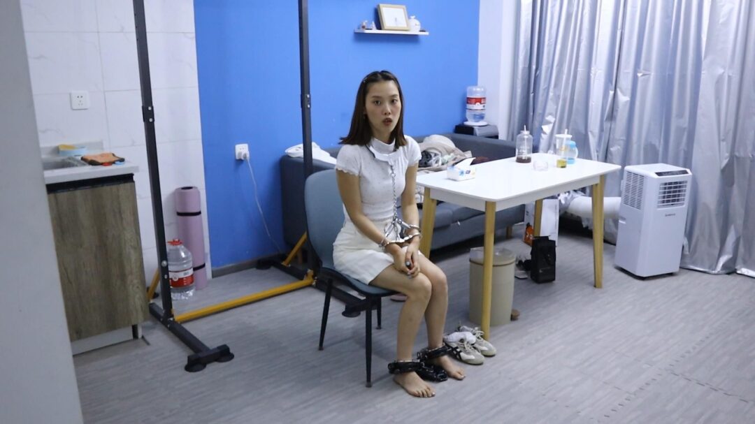 趾间艺束工作室 小雪 被捕 审讯审判处决 吊铐电击 挠脚挠全身TK 手铐脚铐脚趾铐