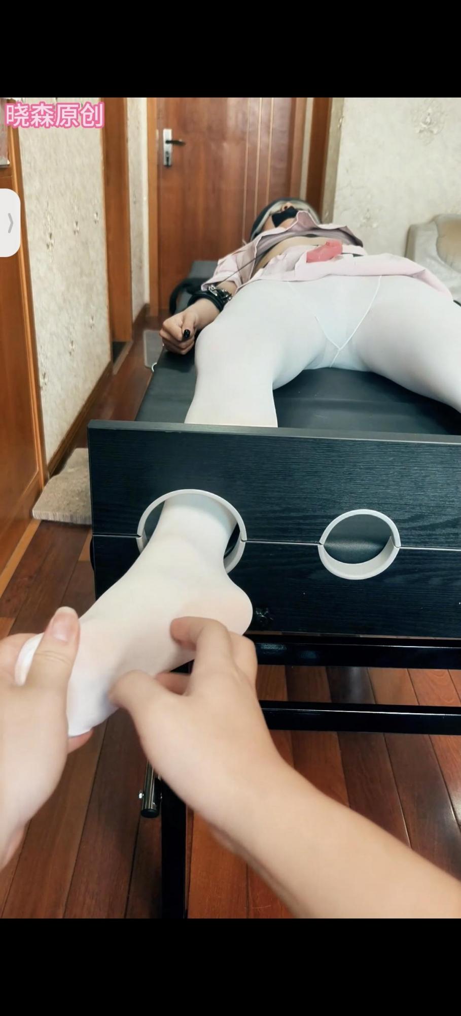晓森妹妹粉色学生装塞着体验刑床tk