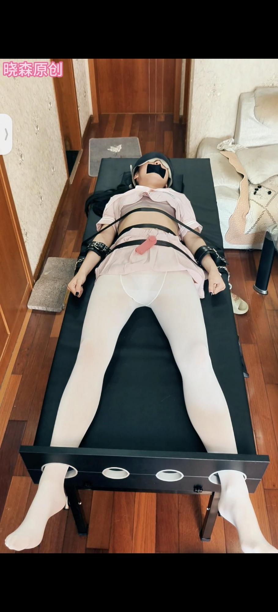 晓森妹妹粉色学生装塞着体验刑床tk