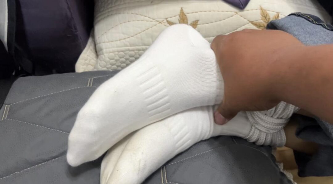 模特阿遇,在家中遇袭被绑,崩溃痛哭 模特阿遇,在家中遇袭被绑,崩溃痛哭