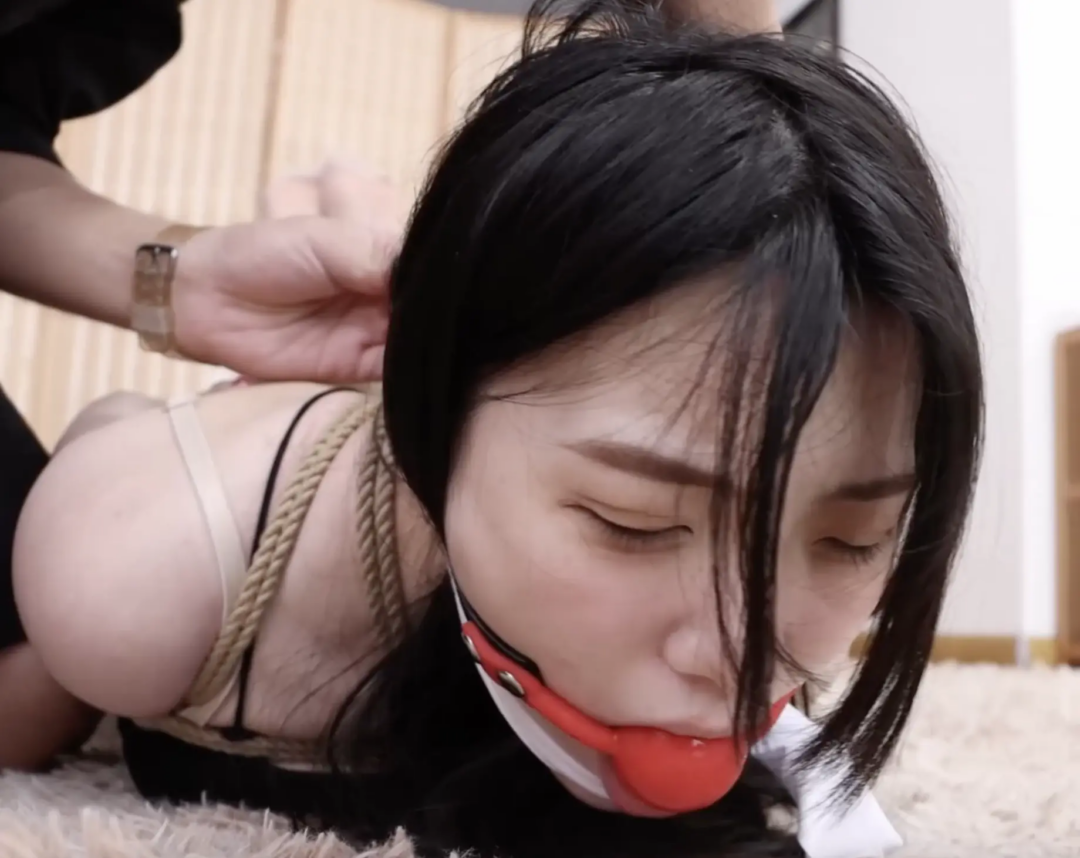 【Jim+得意客精拍】《变节特工-初雪版》吊带背心牛仔短裙马丁靴肉丝+白袜 陷落女特工的无效抵抗与绝命挣扎！
