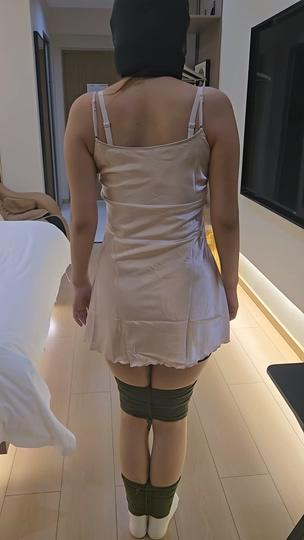 好奇心非常重的女生，颜值很高，身材丰满，腰臀比很好，白袜睡衣裙，超紧直臂缚！