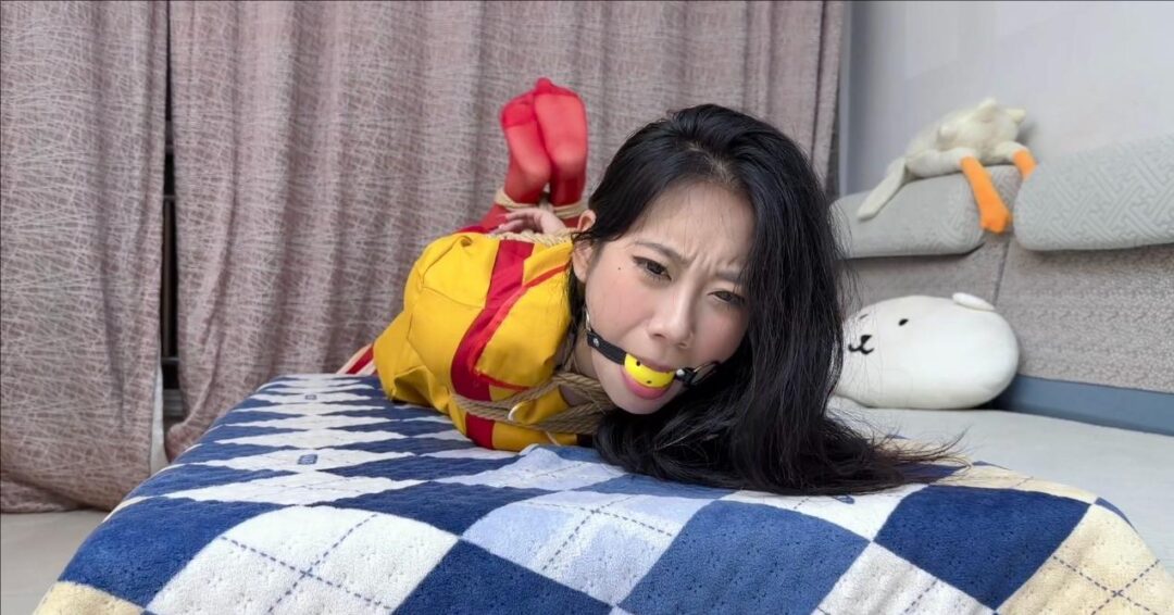 【破产姐妹】挣得多的冰柠造姐妹惦记报复 桌上驷马口球鼻钩 口水直流 【破产姐妹】挣得多的冰柠造姐妹惦记报复 桌上驷马口球鼻钩 口水直流