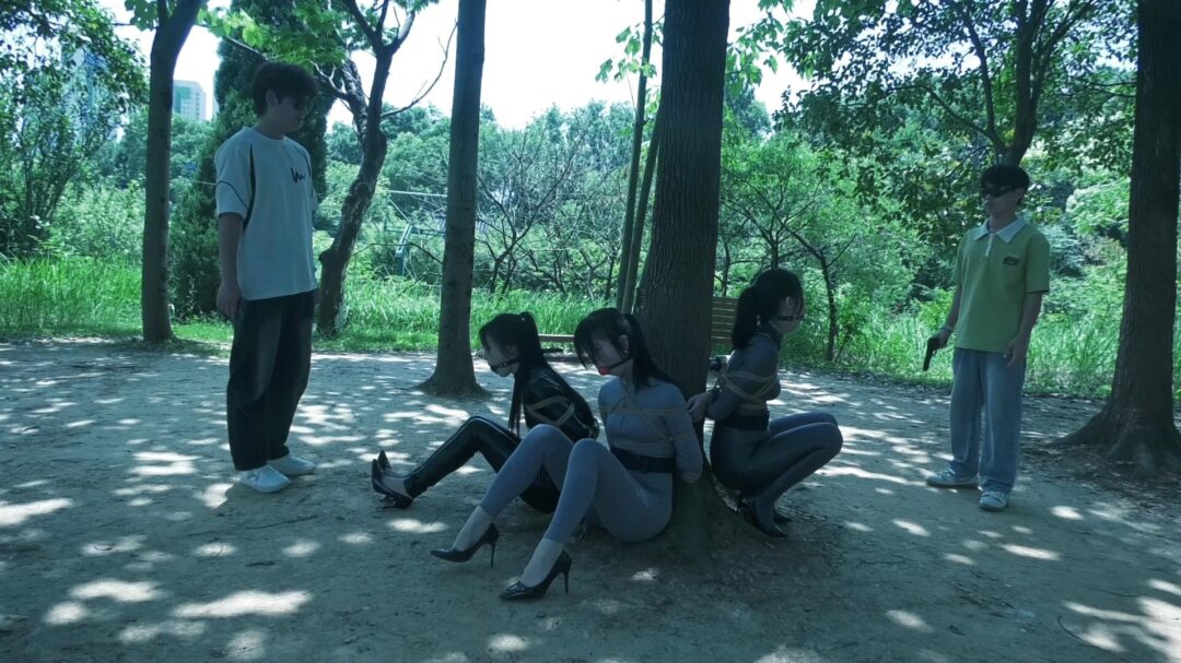 定拍转公映《特工历险记》上集 三名女特工潜伏匪徒基地收集证据不料被匪徒抓获在地牢遭受折磨