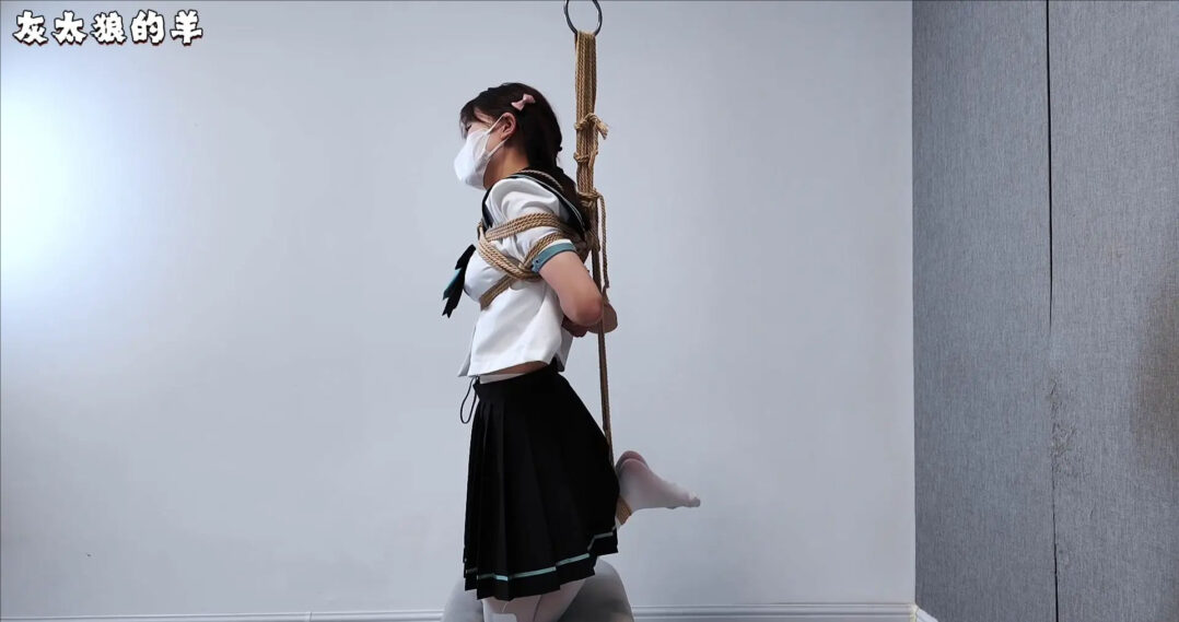 【灰太狼的羊】美女挑战灯板游戏通关，每每失误就会被郊狼高强度电击，最终被惩罚跪缚，用各种道具挠痒痒【扎带➕灯板游戏➕郊狼电击➕跪缚➕胸缚➕挠痒痒➕筋膜枪】
