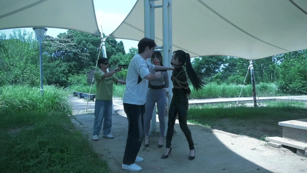 定拍转公映《特工历险记》上集 三名女特工潜伏匪徒基地收集证据不料被匪徒抓获在地牢遭受折磨