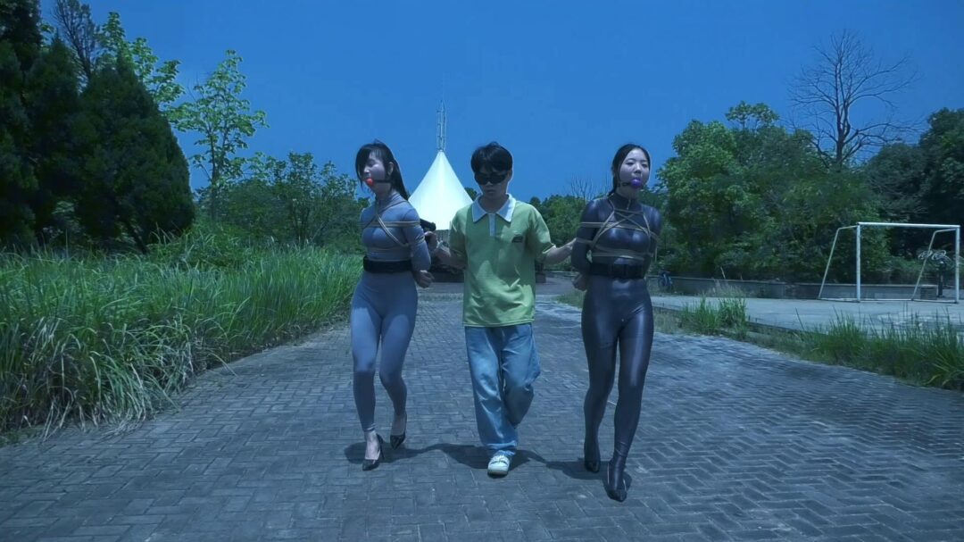 定拍转公映《特工历险记》上集 三名女特工潜伏匪徒基地收集证据不料被匪徒抓获在地牢遭受折磨