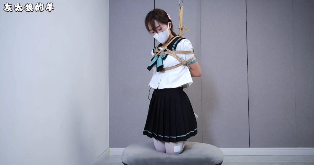 【灰太狼的羊】美女挑战灯板游戏通关，每每失误就会被郊狼高强度电击，最终被惩罚跪缚，用各种道具挠痒痒【扎带➕灯板游戏➕郊狼电击➕跪缚➕胸缚➕挠痒痒➕筋膜枪】